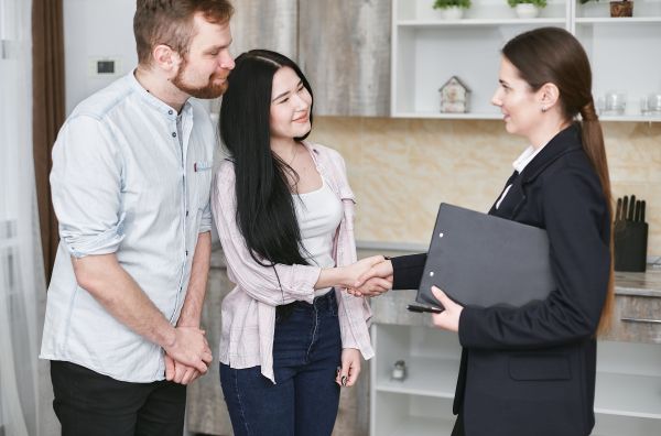 Frais d'agence : économisez avec une approche personnalisée